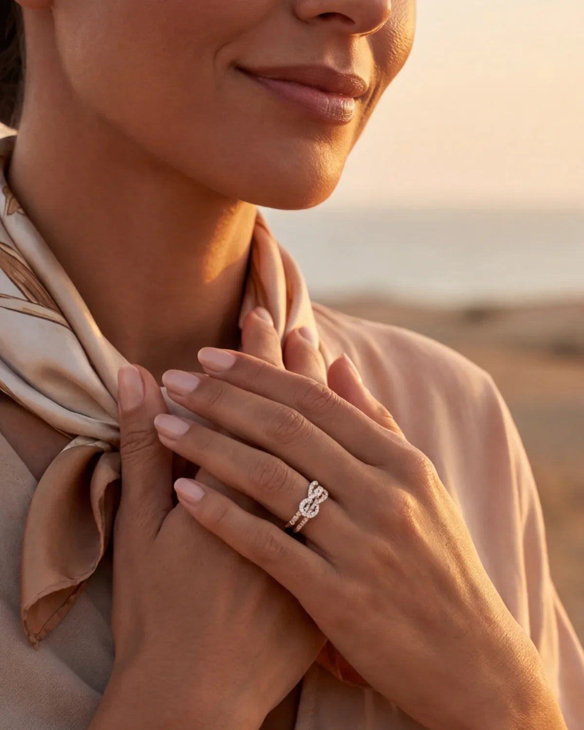 Albane infinity ring in gold and silver on a woman's hand