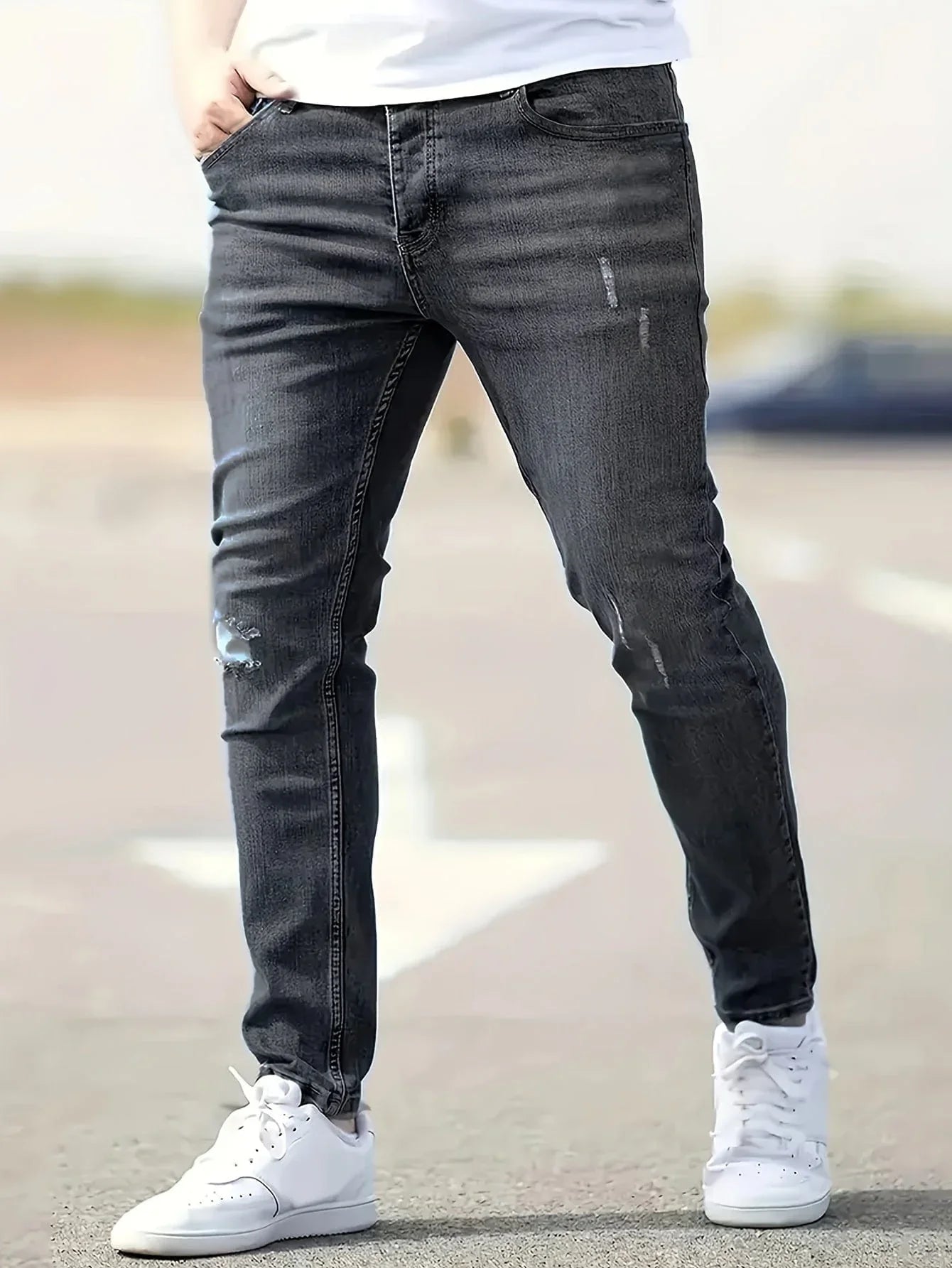 Slim-fit ripped jeans in black wash, distressed knee rips and fitted taper