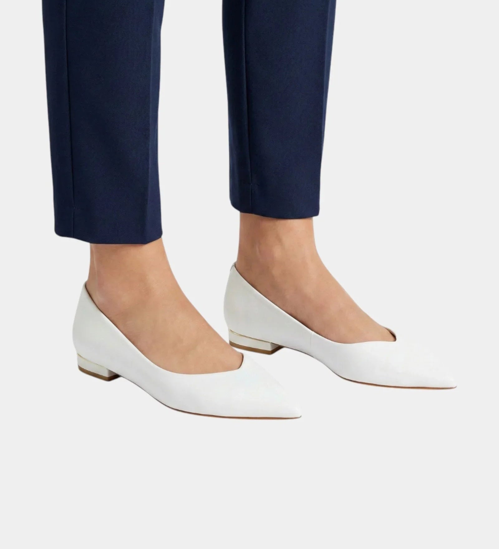 White high-heel pumps with pointed toe and low block heel