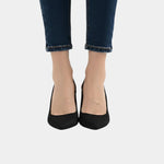Classic high heels in black with pointed toe and slim heel