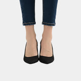 Classic high heels in black with pointed toe and slim heel