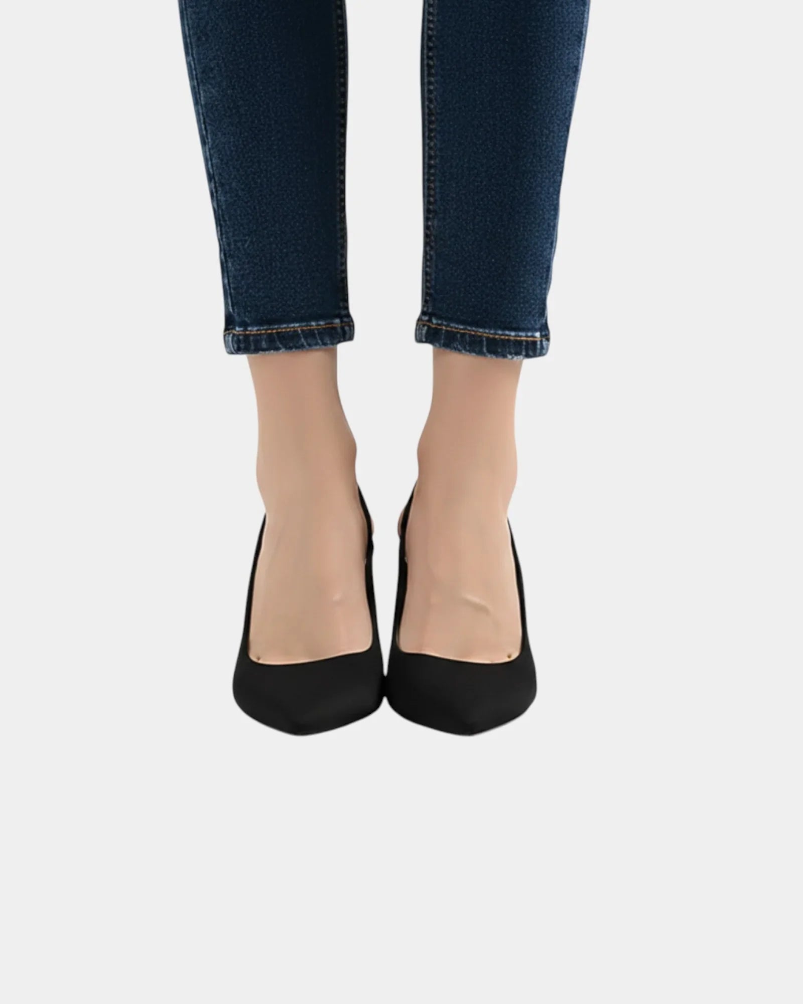 Classic high heels in black with pointed toe and slim heel