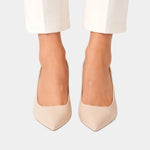 Classic high heels in beige with pointed toe and slim heel