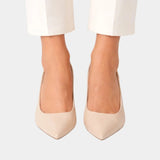 Classic high heels in beige with pointed toe and slim heel