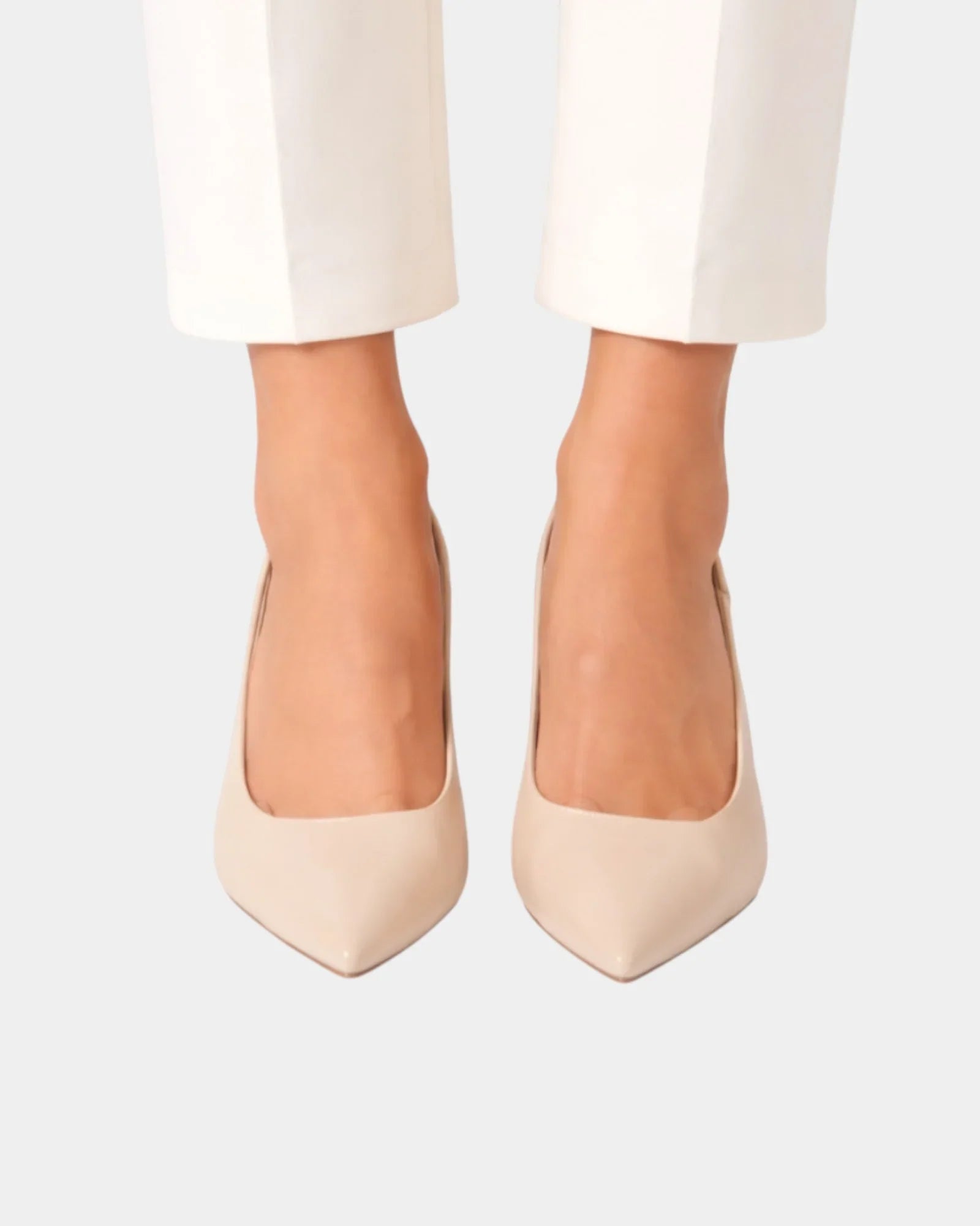 Classic high heels in beige with pointed toe and slim heel