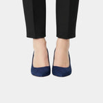 Classic high heels in dark blue with pointed toe and slim heel