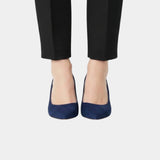 Classic high heels in dark blue with pointed toe and slim heel