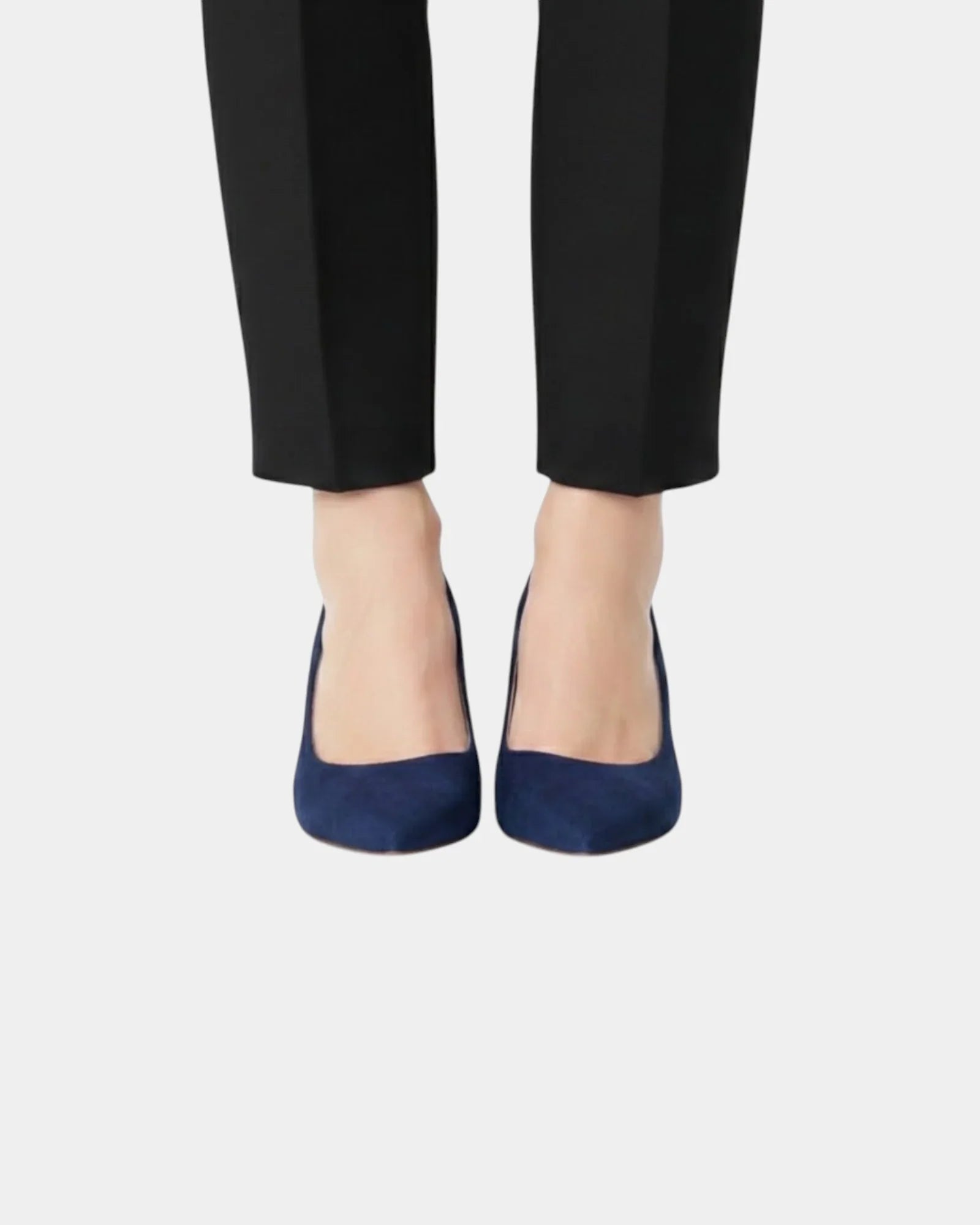 Classic high heels in dark blue with pointed toe and slim heel