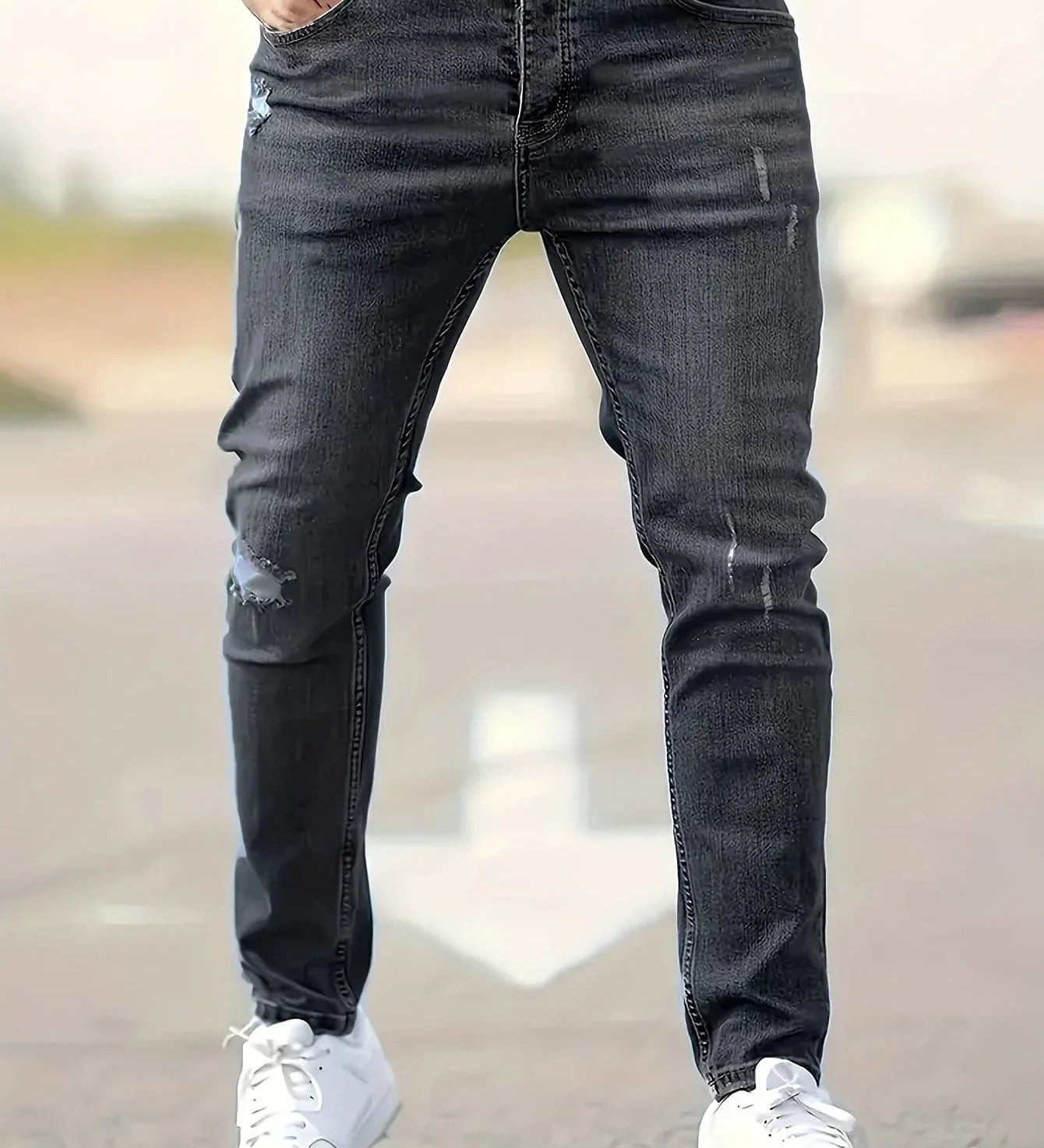 Slim-fit ripped jeans in black wash, distressed knees and fitted straight legs